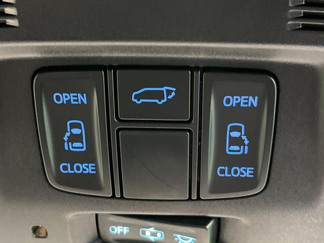 【両側パワースライドドア】スマートキーや運転席のスイッチで後席両側スライドドアの開閉が可能♪電動だから力を入れてドアを開ける必要が無く、小さなお子様でも簡単に開け閉めでき快適です♪