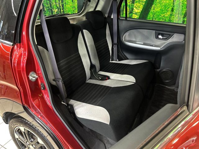後部座席も気になるようなキズ・汚れやへたり等、大きなダメージはなく、良好な状態です。