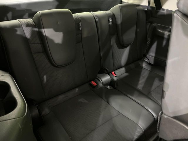後部座席も気になるようなキズ・汚れやへたり等、大きなダメージはなく、良好な状態です。
