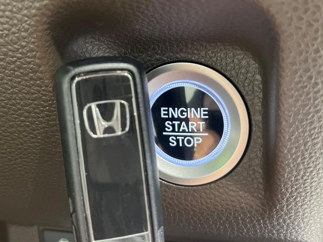 【Hondaスマートキー】カバンやポケットに入れたままでもドアの施錠・解錠が可能なスマートキーを装備。エンジンのオン・オフ時もカギを取り出す必要が無いからとっても便利です♪