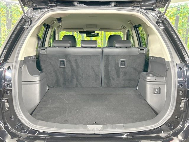 積み下ろしのしやすいデッキにはたっぷりと荷物を積み込んでいただけます。遊びから仕事まで、様々なシーンで頼れます♪