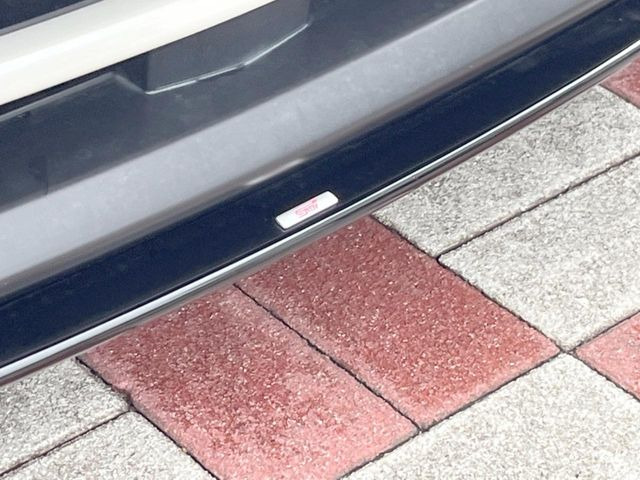 【STIスタイルパッケージ】フロント・サイド・リアをSTIのエアロで統一。外観のスポーティーさを際立たせてくれるだけでなく、高速走行時の空力バランスを最適化してくれます。