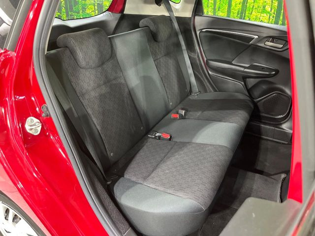 後部座席も気になるようなキズ・汚れやへたり等、大きなダメージはなく、良好な状態です。