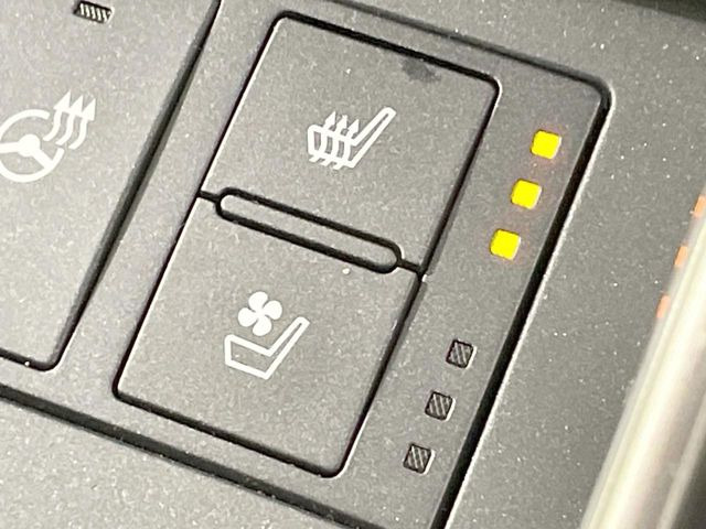 【シートベンチレーション】夏場は涼しい風でお尻や背中の熱やムレを防ぎ、冬はエアコンよりも早く温まってポカポカに!季節を問わず快適に過ごせます。