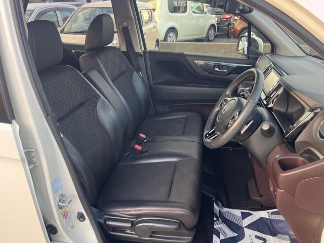 【ハーフレザーシート】高級感と座り心地を両立した人気のシート♪背面・座面のファブリック素材は、通気性の良さや滑りにくさに優れています。気温や服装に左右されず快適にお乗りいただけます。