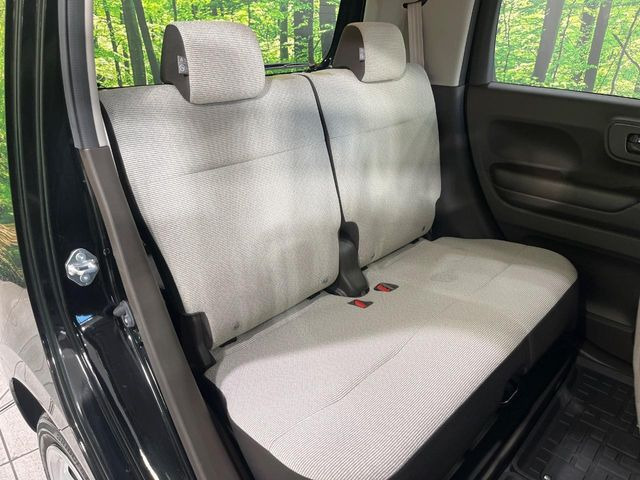 後部座席も気になるようなキズ・汚れやへたり等、大きなダメージはなく、良好な状態です。