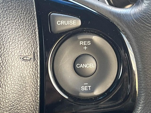 【クルーズコントロール】高速道路もラクラク走行。アクセルを離しても一定速度で走行ができ、長距離運転時の負担を軽減!加速・減速も簡単なスイッチ操作で調整できます。