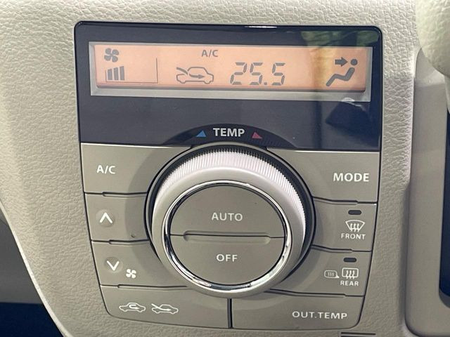 【オートエアコン】一度お好みの温度に設定すれば、車内の温度を検知し風量や温度を自動で調整。暑い…寒い…と何度もスイッチ操作をする必要はありません。快適な車内空間には必須の機能ですね♪