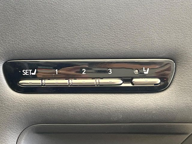 【メモリー機能付きパワーシート】ドライバーごとに設定したシート位置を記憶して、ボタン一つで切り替えできる便利な機能!運転する方が複数名いらっしゃるご家庭におすすめです♪