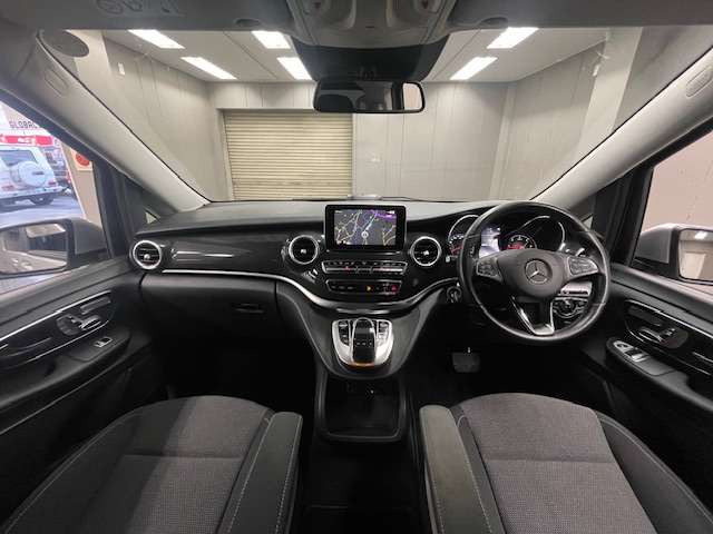 【屋内展示場完備】雨が降っても風が吹いても、暑くても寒くてもゆっくりお車をご覧いただけます⇒