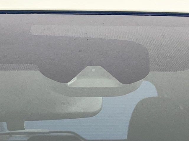 【エマージェンシーブレーキ】走行中に前方の車両等を認識し、衝突しそうな時は警報とブレーキで衝突回避と被害軽減をアシスト。より安全にドライブをお楽しみいただけます。