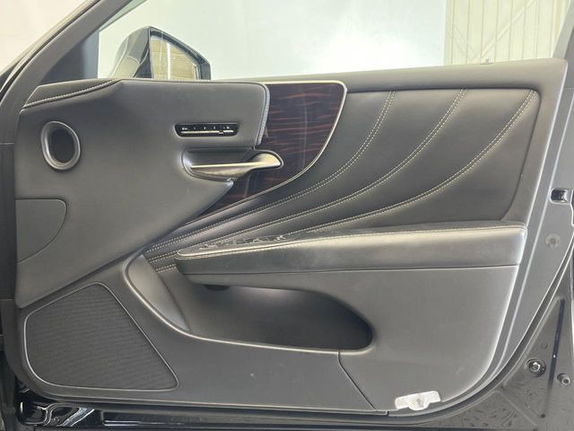 アートウッドドアトリム装備しております!!