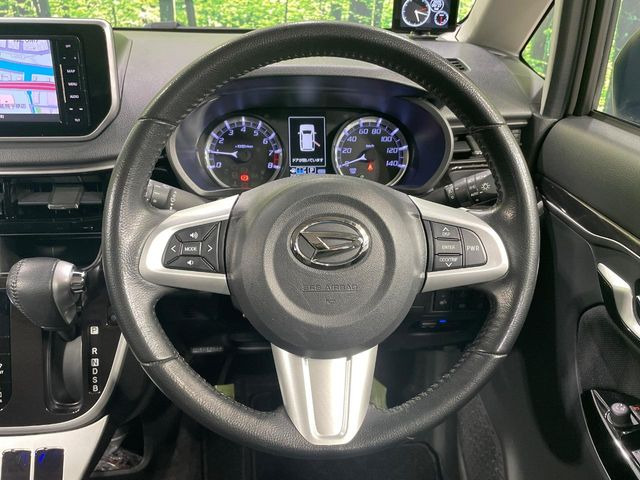 インテリアに合わせたデザインのステアリングは、運転される方のことも考え、運転しやすい形状、大きさです。是非一度、実際に触ってお確かめください。