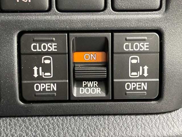 【両側パワースライドドア】スマートキーや運転席のスイッチで後席両側スライドドアの開閉が可能♪電動だから力を入れてドアを開ける必要が無く、小さなお子様でも簡単に開け閉めでき快適です♪