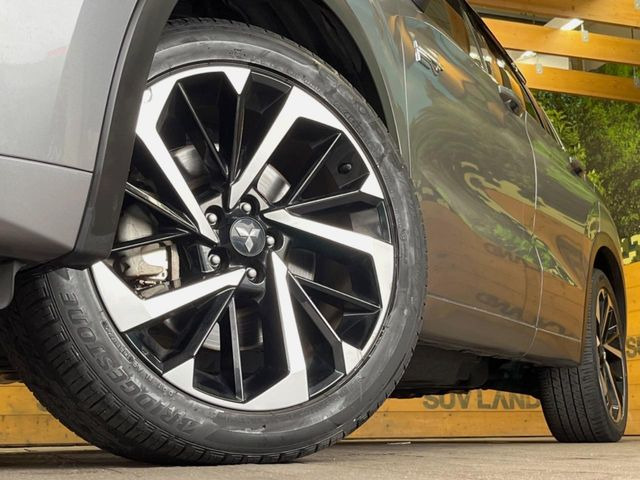 【純正20インチアルミホイール】外観にマッチした純正アルミホイールを装着しております。各種社外アルミホイールや、スタッドレスタイヤも取扱いしております。是非ご相談ください♪