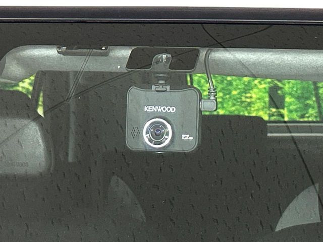 【ドライブレコーダー】安心・安全なカーライフに必須のドライブレコーダーを装備!走行中はもちろん、あおり運転や事故に遭遇した際の状況も映像で記録し、万一のリスクに備えます。