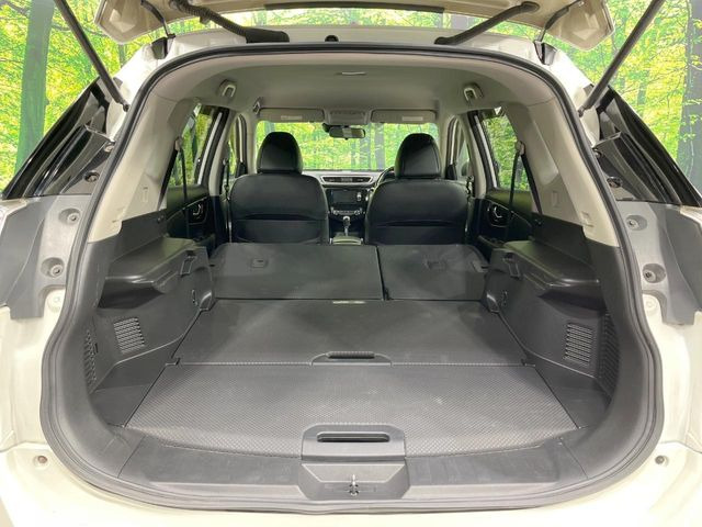 後席を格納すると、これだけの広さが!シーンに合わせたシートアレンジで、大きな荷物も積むことが出来ます♪