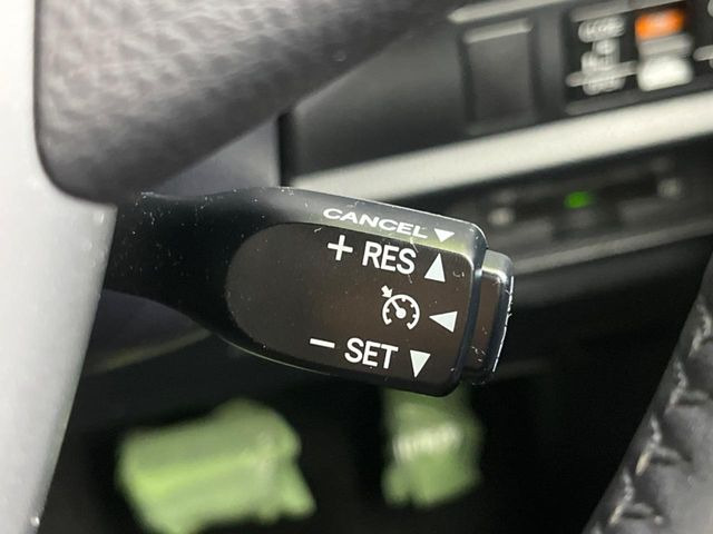 【クルーズコントロール】高速道路もラクラク走行。アクセルを離しても一定速度で走行ができ、長距離運転時の負担を軽減!加速・減速も簡単なスイッチ操作で調整できます。