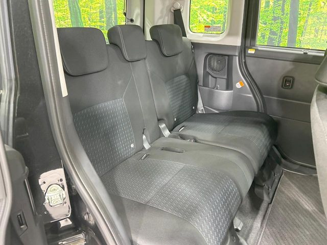 後部座席も気になるようなキズ・汚れやへたり等、大きなダメージはなく、良好な状態です。