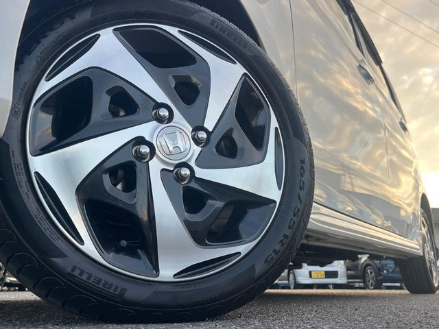 【純正オプション15インチアルミホイール】純正オプションホイールを装着。走行性能の向上に加え、外観もよりスタイリッシュになっています。