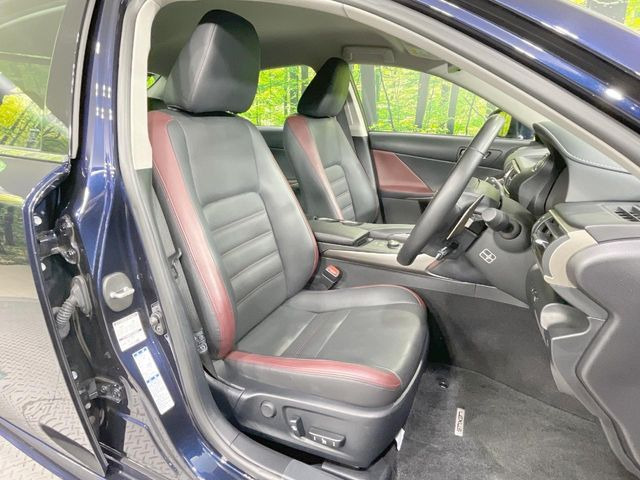 運転席シート廻りは使用感も少なく、良好な状態となっています。丁寧に使われていたことがよくわかりますね。