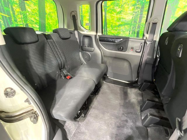 後部座席も気になるようなキズ・汚れやへたり等、大きなダメージはなく、良好な状態です。