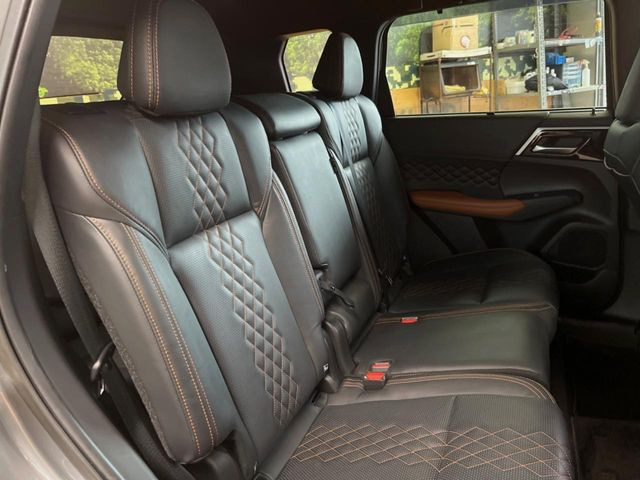 広々とした2列目シートは居住性が高く、居心地も快適!友達や家族とのお出かけにぴったりです。ベビーシートやチャイルドシート使用時も快適にお過ごしいただける十分な空間を確保しています。