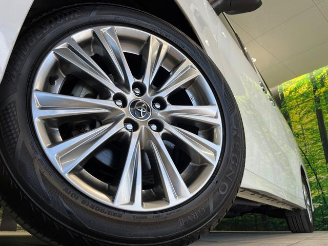 【純正18インチアルミホイール】外観にマッチした純正アルミホイールを装着しております。各種社外アルミホイールや、スタッドレスタイヤも取扱いしております。是非ご相談ください♪