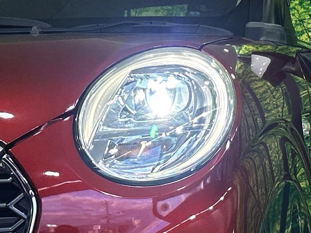 【LEDヘッドライト】悪天候や夜間走行時も良好な視界を確保し安心して運転できる高輝度LEDヘッドライトを装備!点灯速度が早く、消費電力も抑えられています。