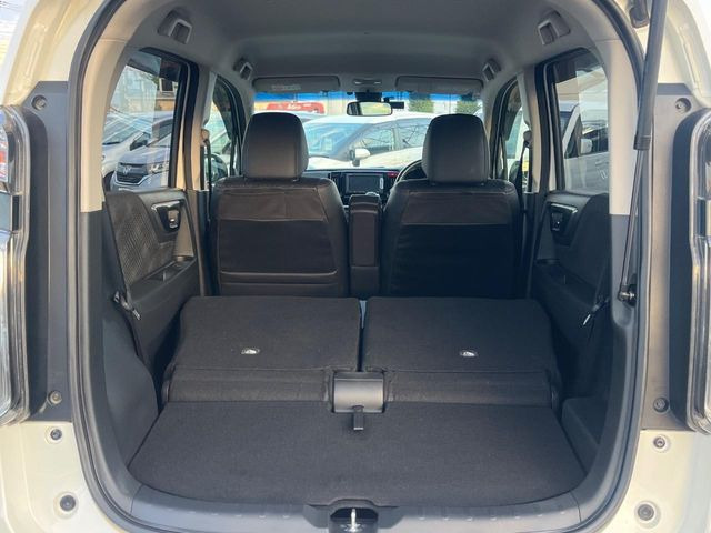 ラゲッジルームは、大容量のスペースを確保。普段のお買い物からレジャーまで、幅広く活躍してくれます!また、リアシートを倒すことでバリエーション豊かにお使いいただけます。
