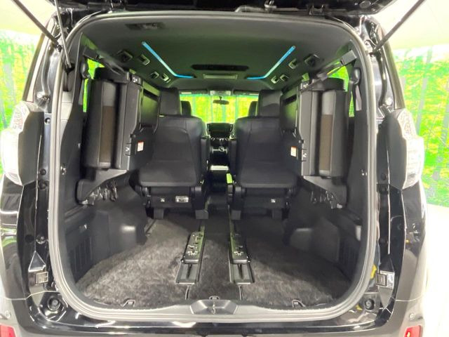 後席を格納すると、これだけの広さが!シーンに合わせたシートアレンジで、大きな荷物も積むことが出来ます♪