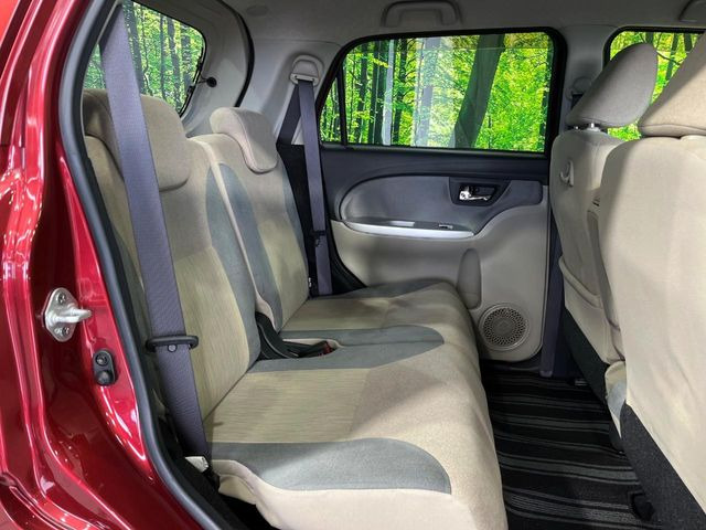 後部座席も気になるようなキズ・汚れやへたり等、大きなダメージはなく、良好な状態です。