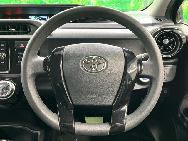 インテリアに合わせたデザインのステアリングは、運転される方のことも考え、運転しやすい形状、大きさです。是非一度、実際に触ってお確かめください。