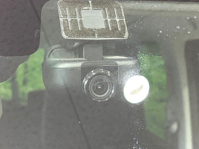 【ドライブレコーダー】安心・安全なカーライフに必須のドライブレコーダーを装備!走行中はもちろん、あおり運転や事故に遭遇した際の状況も映像で記録し、万一のリスクに備えます。