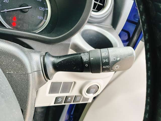 �y�I�[�g���C�g�z�ԊO�̖��邳�����m���āA�����I�Ƀw�b�h���C�g��_�����Ă���܂���g���l���𑖍s����ۂɂ��A�����I�ɓ_�����Ă���ĕ֗��ȑ�����1�ł���