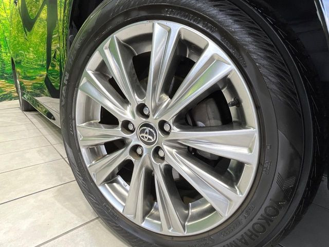 【純正18インチアルミホイール】外観にマッチした純正アルミホイールを装着しております。各種社外アルミホイールや、スタッドレスタイヤも取扱いしております。是非ご相談ください♪