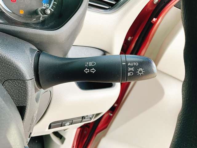 �y�I�[�g���C�g�z�ԊO�̖��邳�����m���āA�����I�Ƀw�b�h���C�g��_�����Ă���܂���g���l���𑖍s����ۂɂ��A�����I�ɓ_�����Ă���ĕ֗��ȑ�����1�ł���