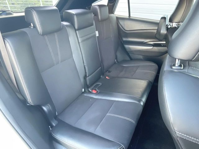 後部座席も気になるようなキズ・汚れやへたり等、大きなダメージはなく、良好な状態です。