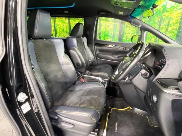 【ハーフレザーシート】高級感と座り心地を両立した人気のシート♪背面・座面のファブリック素材は、通気性の良さや滑りにくさに優れています。気温や服装に左右されず快適にお乗りいただけます。