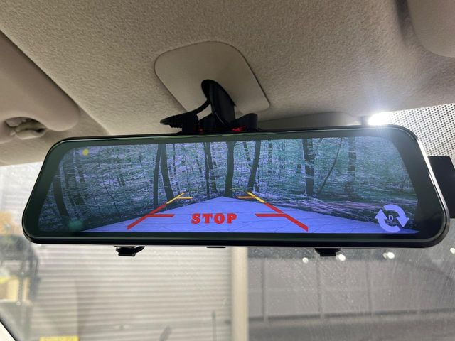【バックモニター】駐車時に後方がリアルタイム映像で確認できます。大型商業施設や立体駐車場での駐車時や、夜間のバック時に大活躍!運転スキルに関わらず、今や必須となった装備のひとつです!