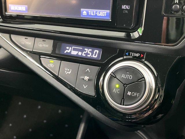 【オートエアコン】一度お好みの温度に設定すれば、車内の温度を検知し風量や温度を自動で調整。暑い…寒い…と何度もスイッチ操作をする必要はありません。快適な車内空間には必須の機能ですね♪