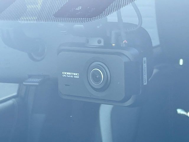 【ドライブレコーダー】安心・安全なカーライフに必須のドライブレコーダーを装備!走行中はもちろん、あおり運転や事故に遭遇した際の状況も映像で記録し、万一のリスクに備えます。