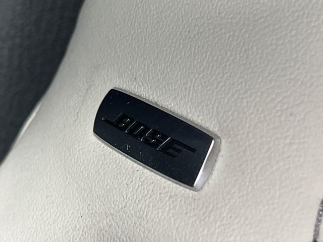 【BOSEサウンドシステム】メーカーオプションの高品位サウンドシステムを搭載。専用のチューニングが施された大小様々なスピーカーから良質なサウンドが奏でられ、臨場感あふれる音響空間を演出します。