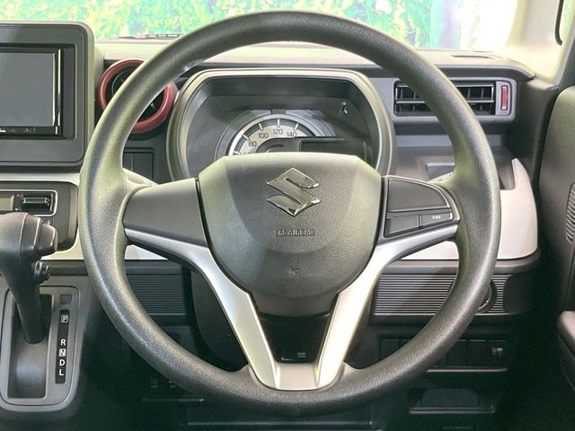 �C���e���A�ɍ��킹���f�U�C���̃X�e�A�����O�́A�^�]�������̂��Ƃ��l���A�^�]���₷���`��A�傫���ł��B�����x�A���ۂɐG���Ă��m���߂��������B