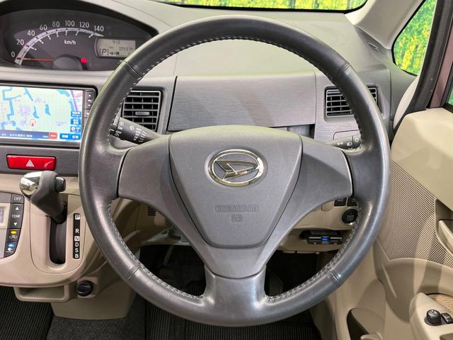 �C���e���A�ɍ��킹���f�U�C���̃X�e�A�����O�́A�^�]�������̂��Ƃ��l���A�^�]���₷���`��A�傫���ł��B�����x�A���ۂɐG���Ă��m���߂��������B