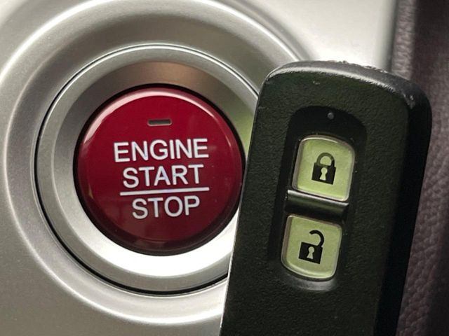 �yHonda�X�}�[�g�L�[�z�J�o����|�P�b�g�ɓ��ꂽ�܂܂ł��h�A�̎{���E�������\�ȃX�}�[�g�L�[�𑕔��B�G���W���̃I���E�I�t�����J�M�����o���K�v����������Ƃ��Ă��֗��ł���