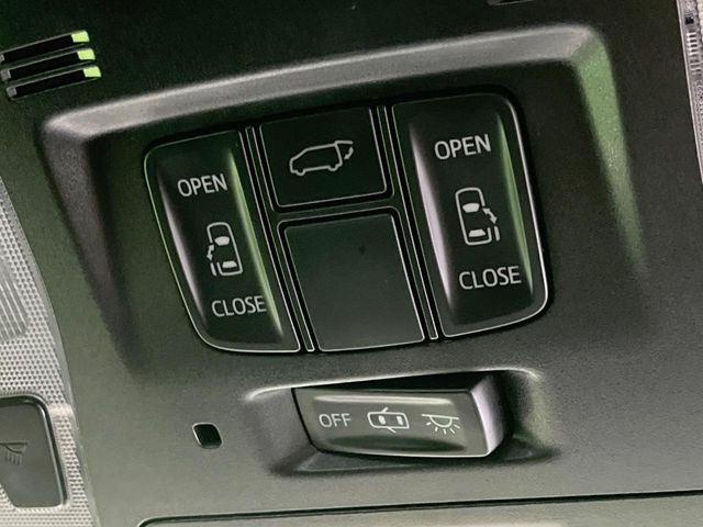 【両側スライドドア】駐車場で隣の車との間隔が狭く乗りにくい時、スライドドアなら安心!ドアオープン時も幅を取らず、開口部が広いので乗り降りがとっても簡単です。大きな荷物の出し入れも後席から可能♪