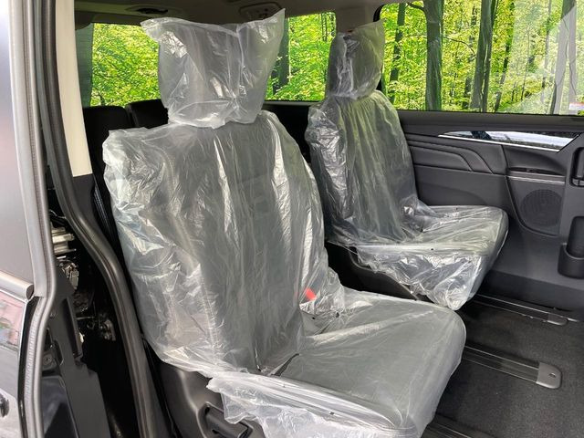 広々とした2列目シートは居住性が高く、居心地も快適!友達や家族とのお出かけにぴったりです。ベビーシートやチャイルドシート使用時も快適にお過ごしいただける十分な空間を確保しています。