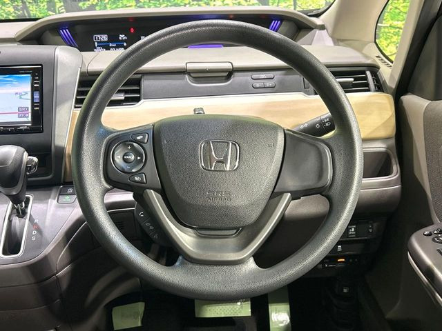 �C���e���A�ɍ��킹���f�U�C���̃X�e�A�����O�́A�^�]�������̂��Ƃ��l���A�^�]���₷���`��A�傫���ł��B�����x�A���ۂɐG���Ă��m���߂��������B