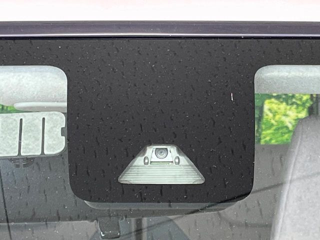 【スマートアシスト2】走行中に前方の車両等を認識し、衝突しそうな時は警報とブレーキで衝突回避と被害軽減をアシスト。より安全にドライブをお楽しみいただけます。